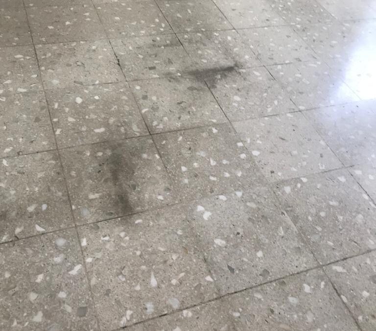 Lantai lama kusam sebelum dan setelah perawatan Nusantara Cleaning