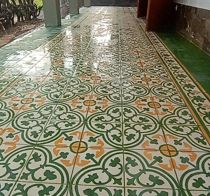 Perawatan dan pemolesan tegel Kraton pada lantai klasik