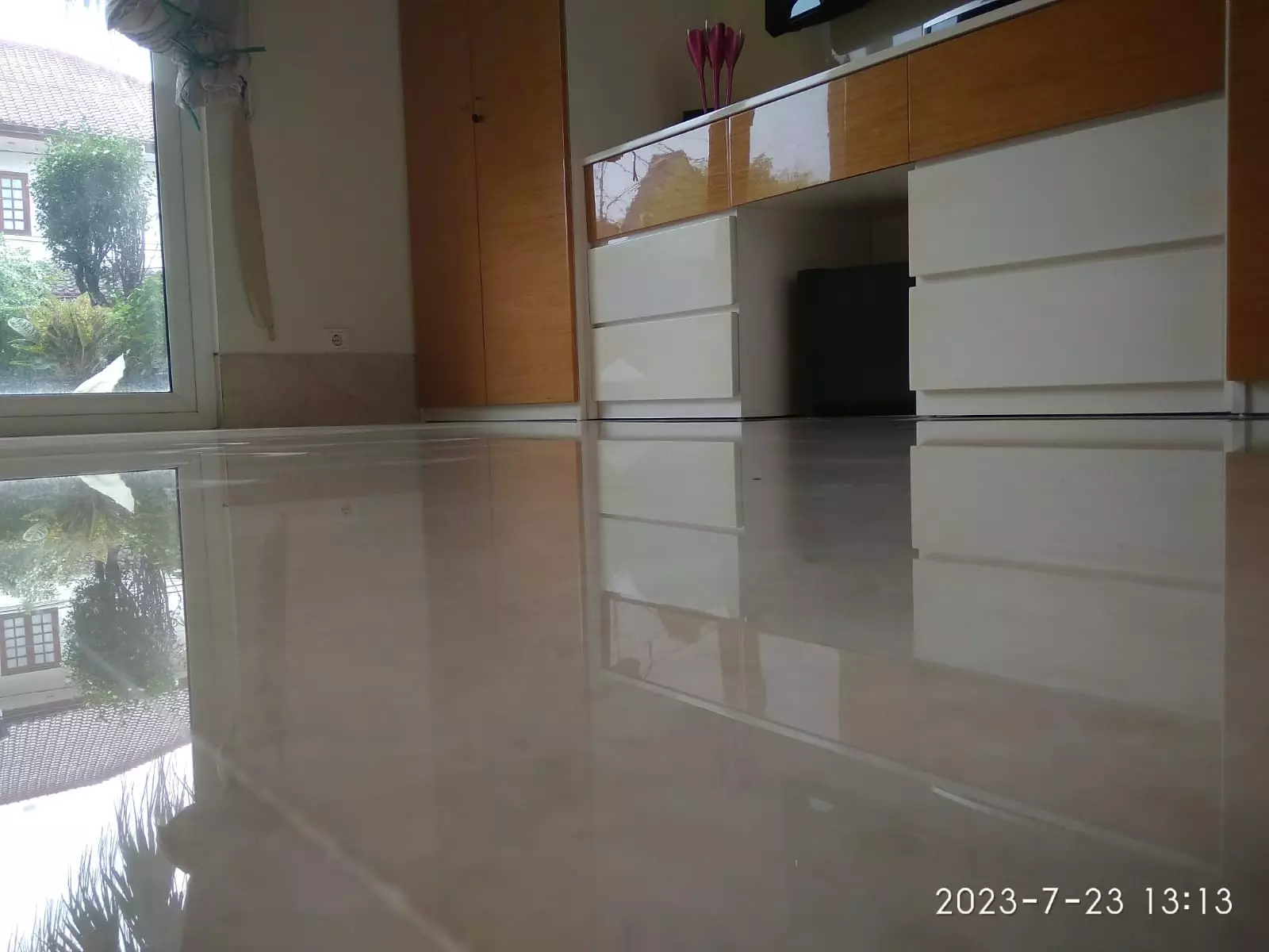 Hasil poles lantai bandung - Nusantara Cleaning - dengan permukaan bersih dan terawat