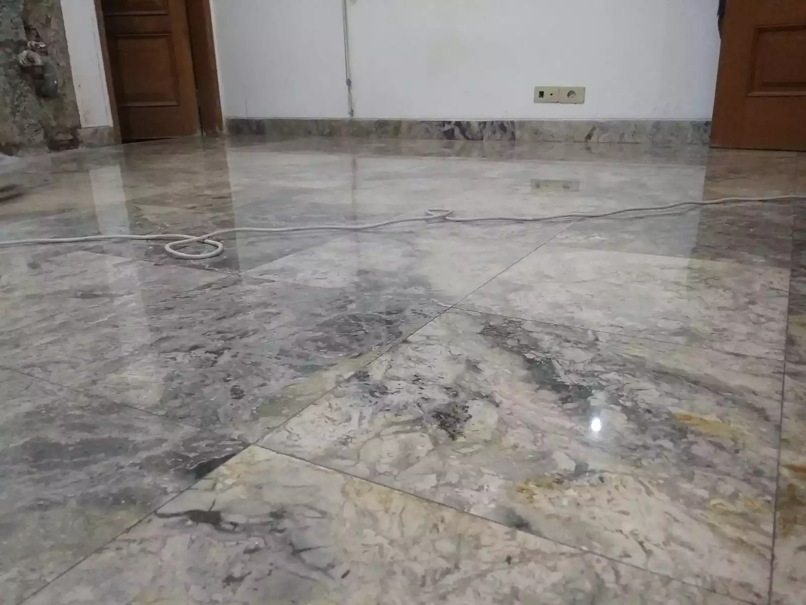 Hasil setelah poles marmer Bandung oleh Nusantara Cleaning dengan lantai yang tampak bersih dan mengilap.