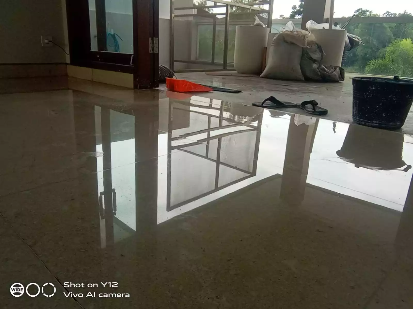 Hasil akhir jasa poles marmer di Bandung oleh Nusantara Cleaning dengan lantai tampak bersih dan mengilap
