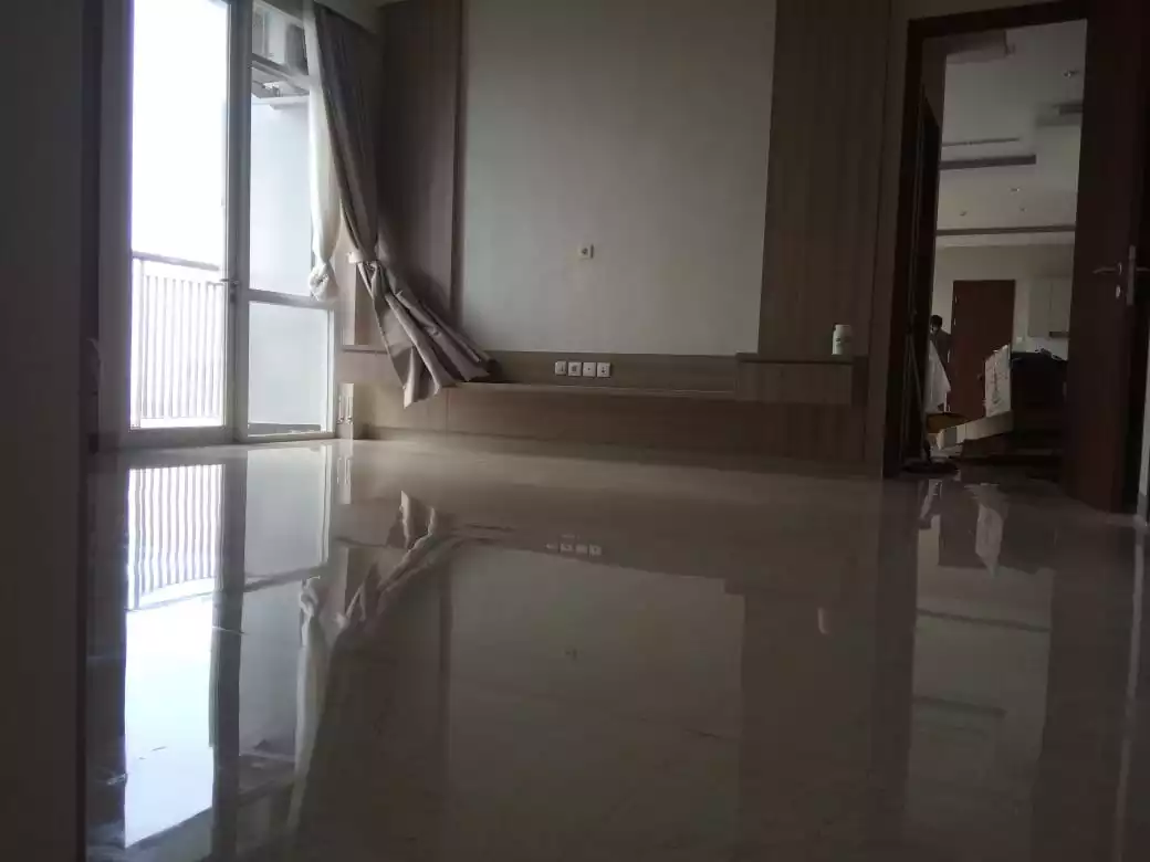 Hasil akhir poles marmer oleh Nusantara Cleaning di Bandung dengan lantai bersih dan mengilap.