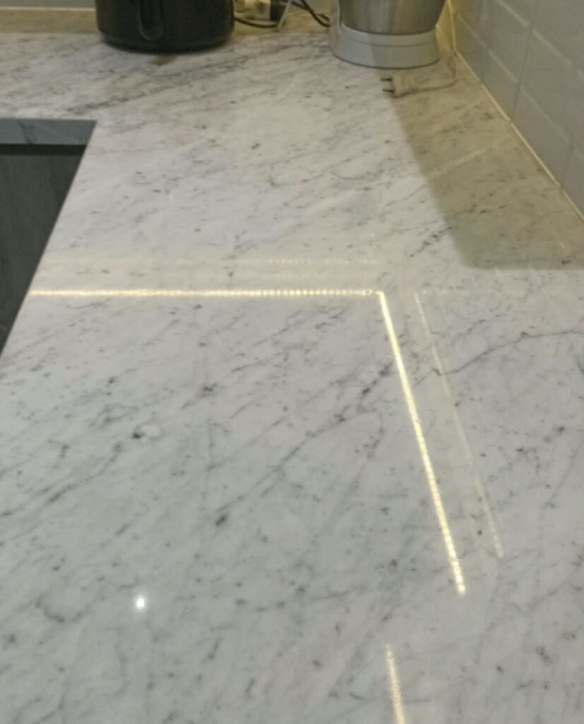 Hasil finishing meja marmer setelah proses pemolesan