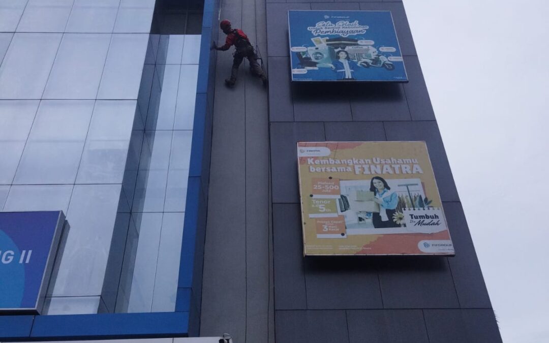 Jasa Pembersih Kaca Gedung dengan Rope Access Profesional