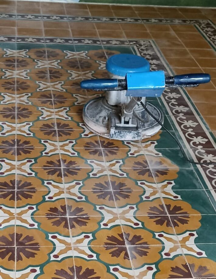 Lantai tegel lama kusam akibat noda dan keausan permukaan