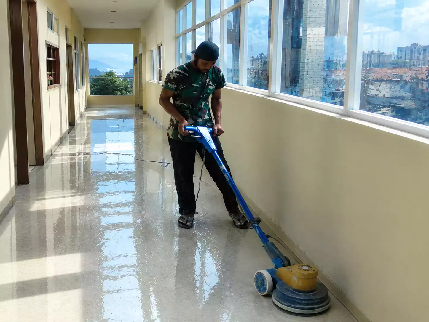 Proses pemolesan lantai marmer menggunakan mesin poles oleh tim Nusantara Cleaning di Bandung.