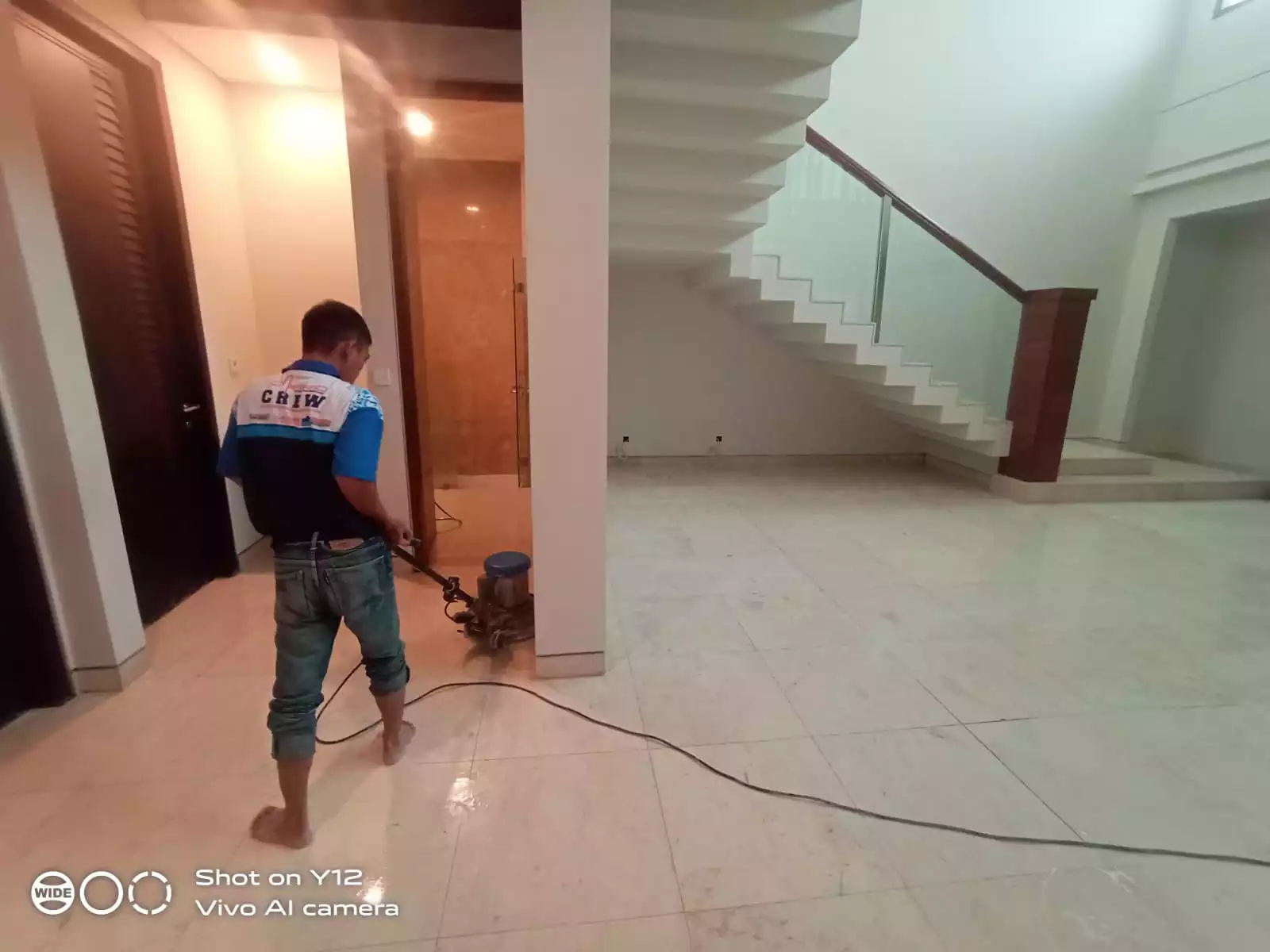 Proses poles lantai marmer di Bandung oleh tenaga profesional Nusantara Cleaning