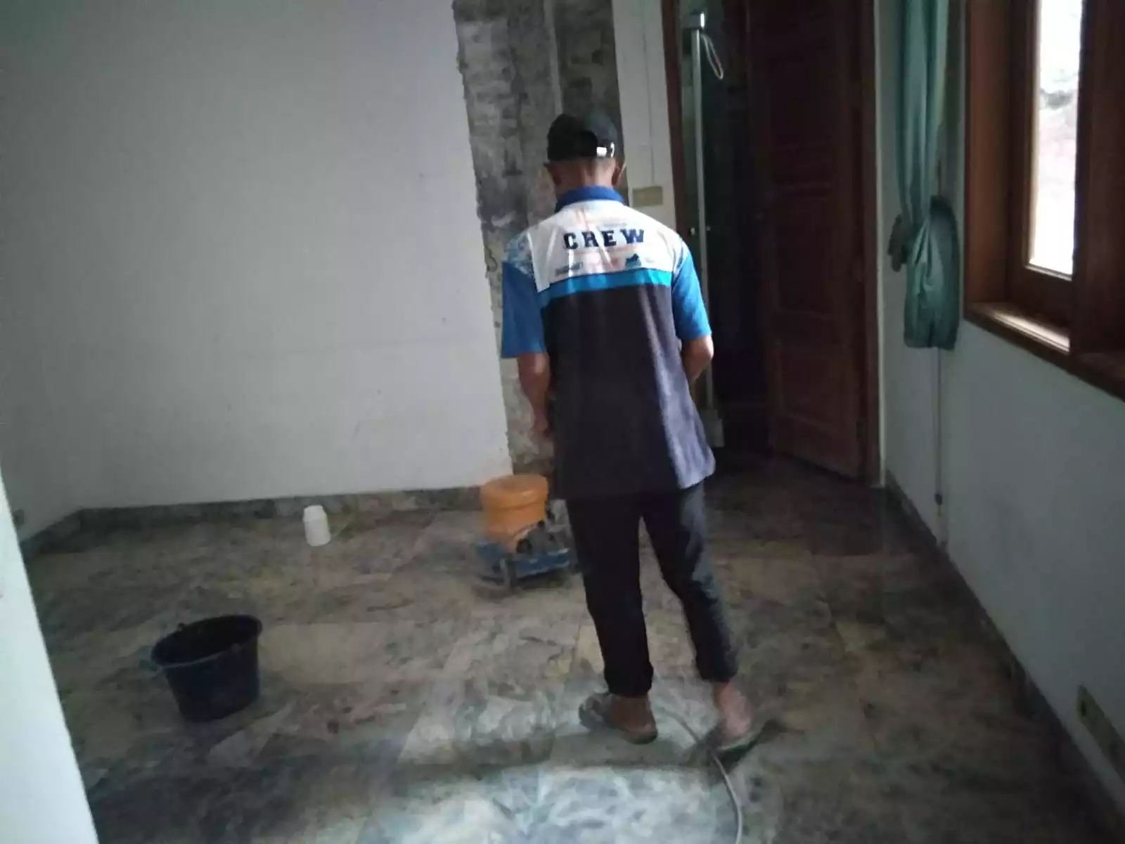 Proses pengerjaan poles marmer oleh tim Nusantara Cleaning untuk perawatan lantai di Bandung.