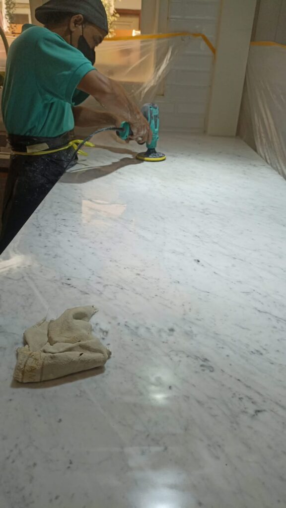 Proses polishing permukaan kitchen set marmer menggunakan alat poles yang sesuai